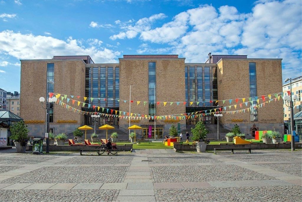 Översiktsbild på Medborgarplatsen och medborgarhuset under en vår/sommardag och soligt väder.