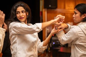 Bild på en kvinna och en yngre man under en danskurs på föreningen Midsommargården som arrangerar kostnadsfria kurser så som danskurser.