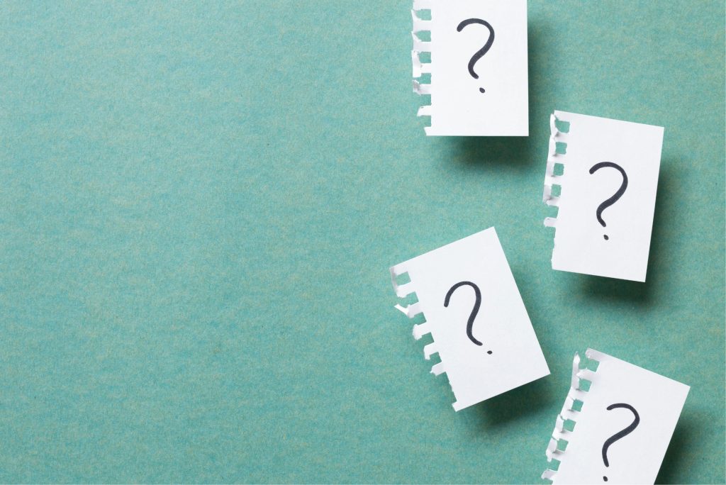 Fyra uppradade lappar med frågetecken målat på respektive lapp. Symbolisk bild riktade till TIA-aktörer med frågor om TIA-koordinator projektet i Stockholms län.